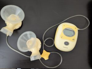 Medela Freestyle Hands-Free Dual Breast Pump with Storage Bottles and Cooling Bag