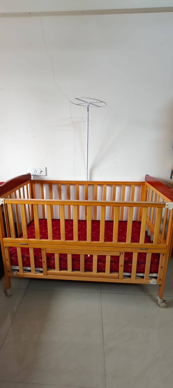 BabyHug- Baby Crib with Adjustable Height & Mattress