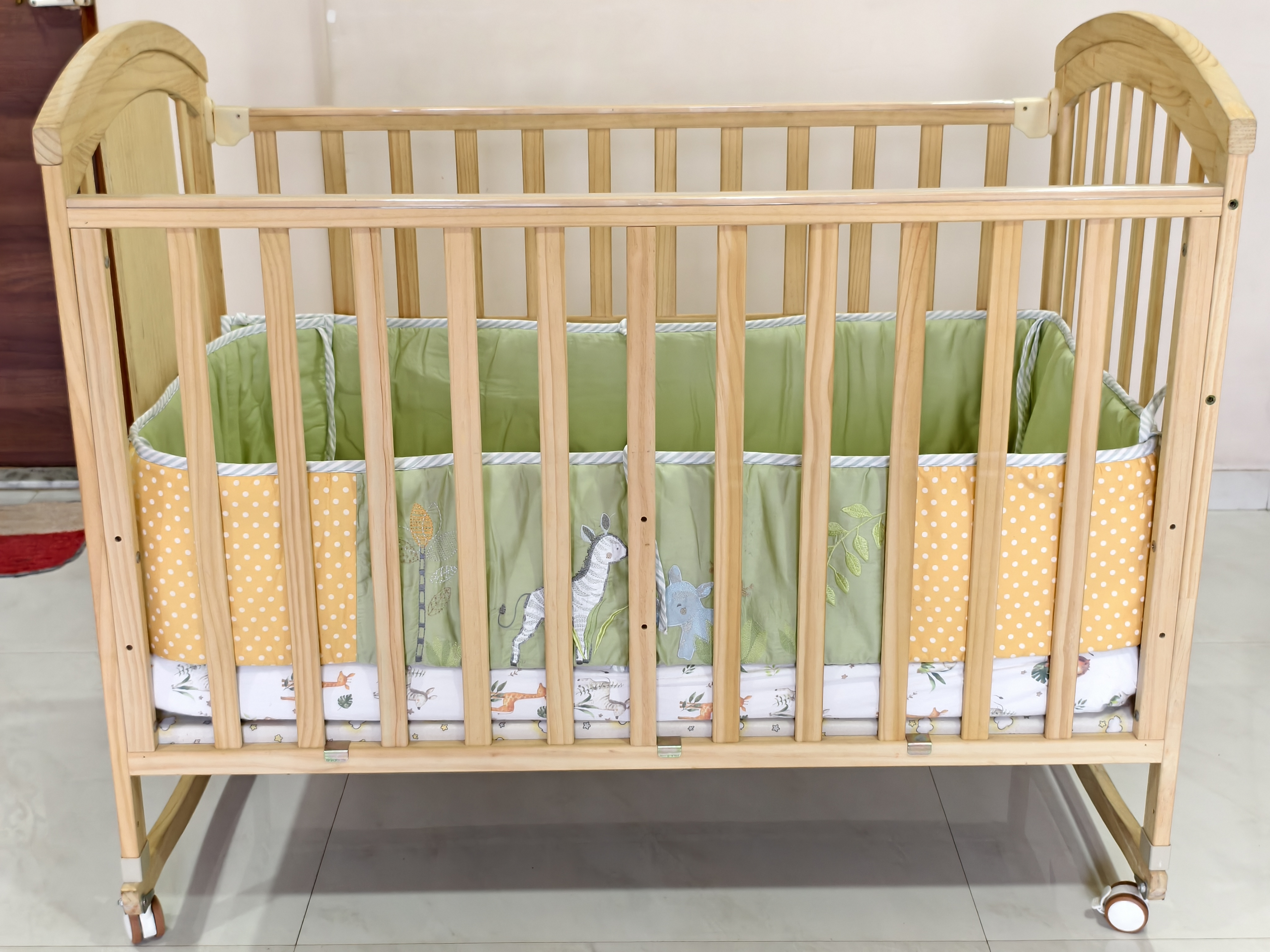 Pre-Owned HunyHuny Wooden Convertible Baby Crib with Mattress- Natural Finish