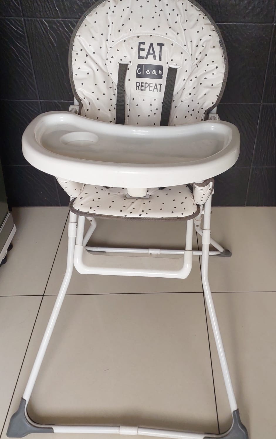 Zig Zag Foldable High Chair with Feeding Tray