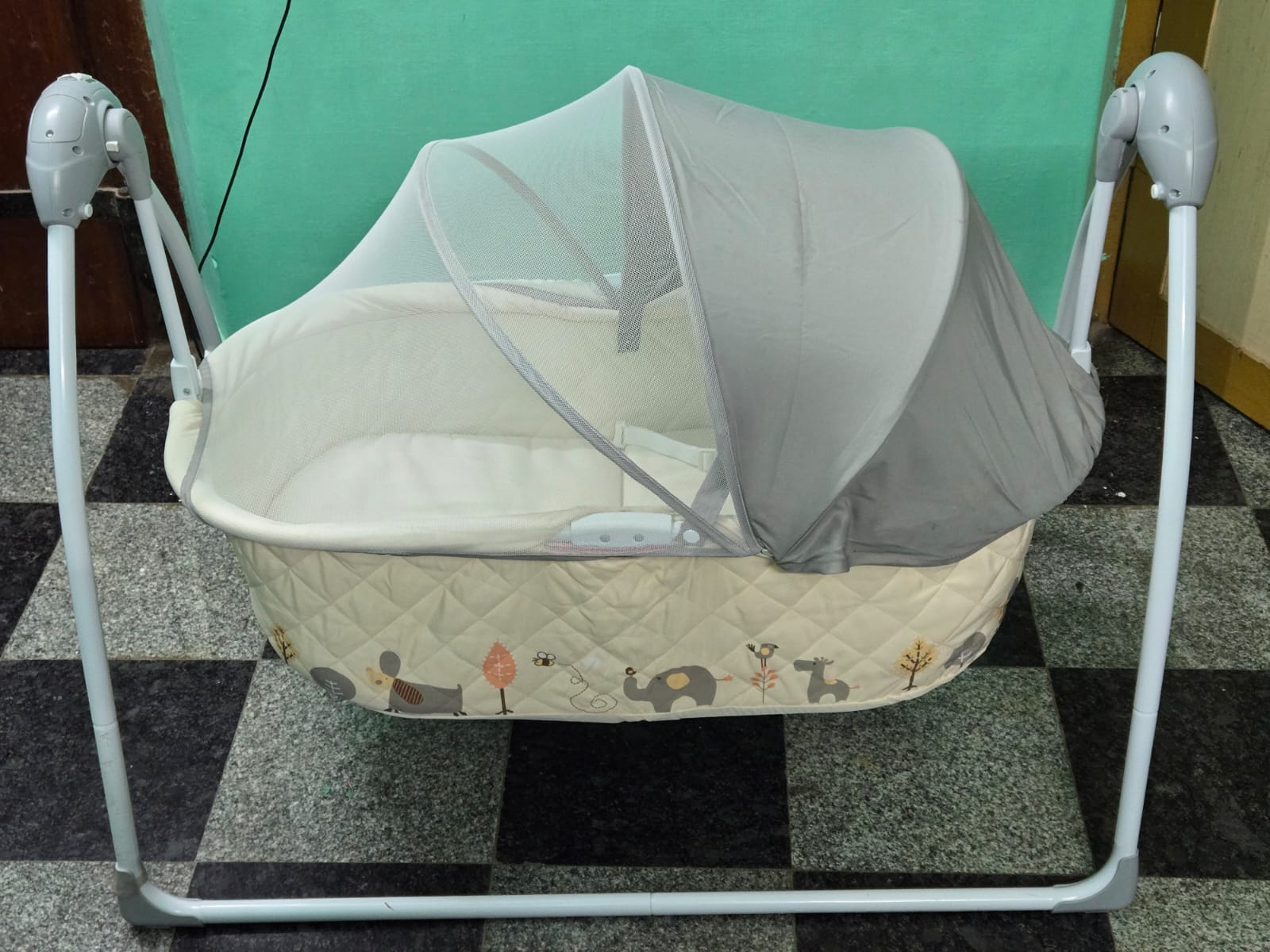 Preowned R for Rabbit Lullabies Baby Cradle Automatic Swing (with Remote, Mosquito Net & Soothing Music)