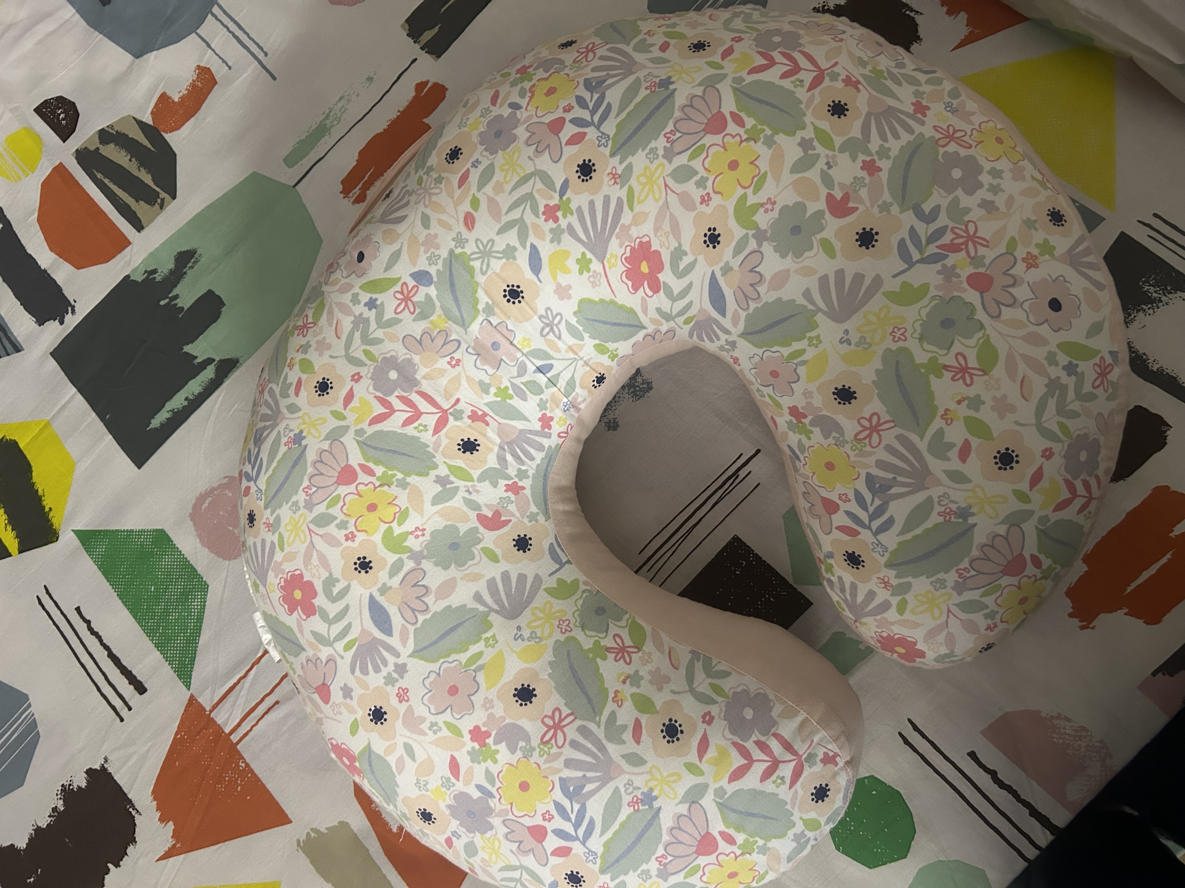 Pre-Owned Haus & Kinder Feeding / Nursing Pillow with Floral Cover
