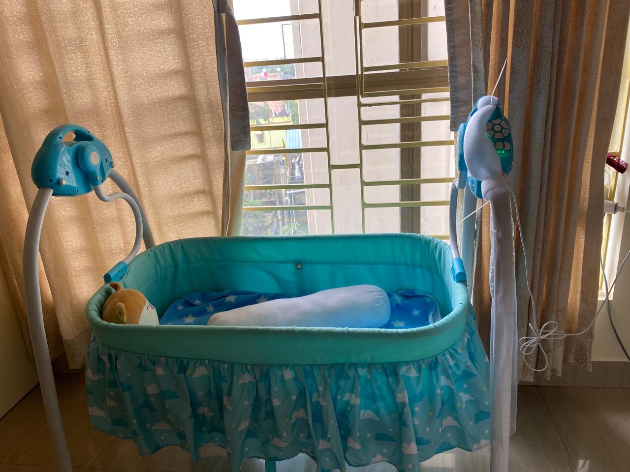 Preowned Mee Mee Baby Cradle with Music & Vibration