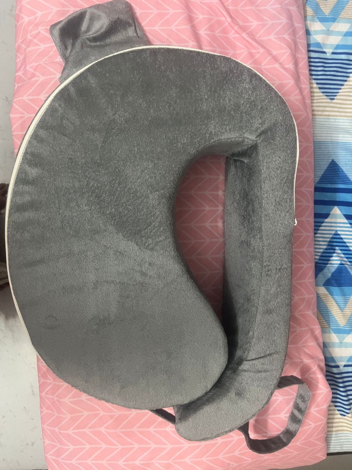 Pre-Owned Oscar Home Nursing Pillow - Ergonomic Design for Comfortable Feeding