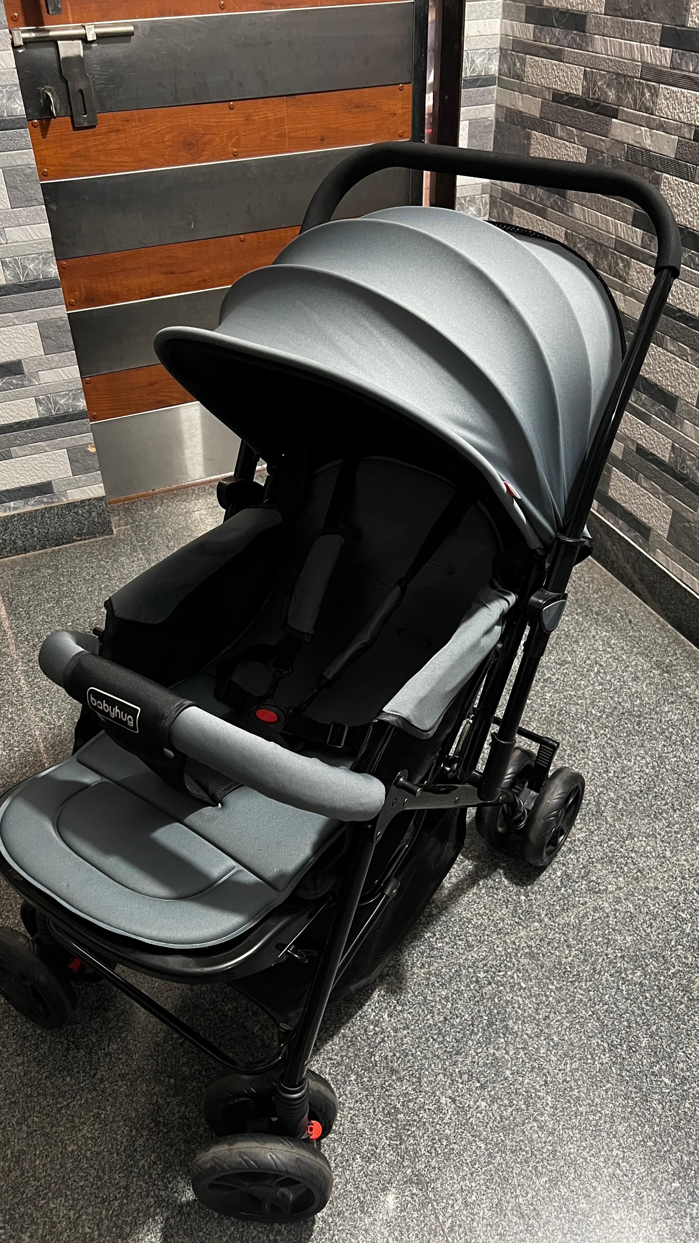 Pre-Owned Babyhug Stroller with Reversible Handle & Reclining Feature