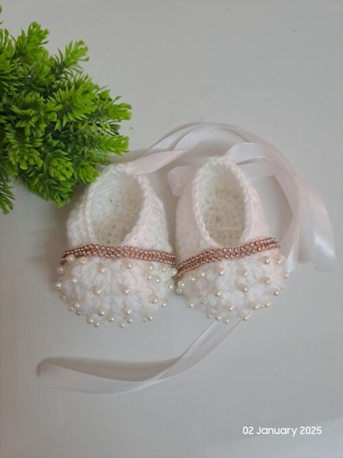 Crochet baby girl shoes with beads