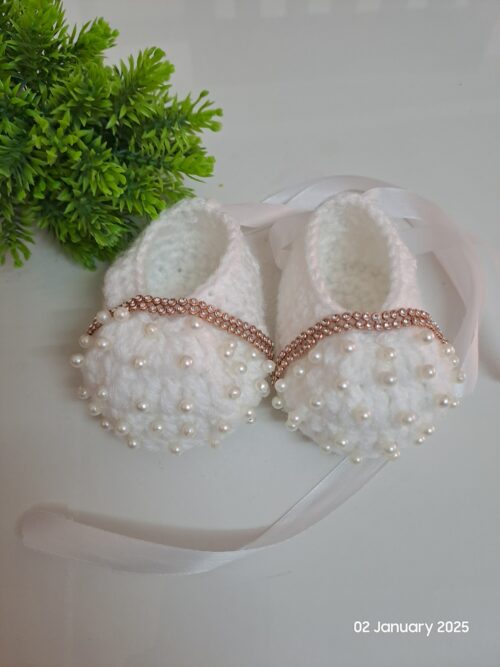 Crochet baby girl shoes with beads