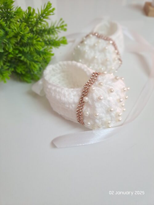 Crochet baby girl shoes with beads
