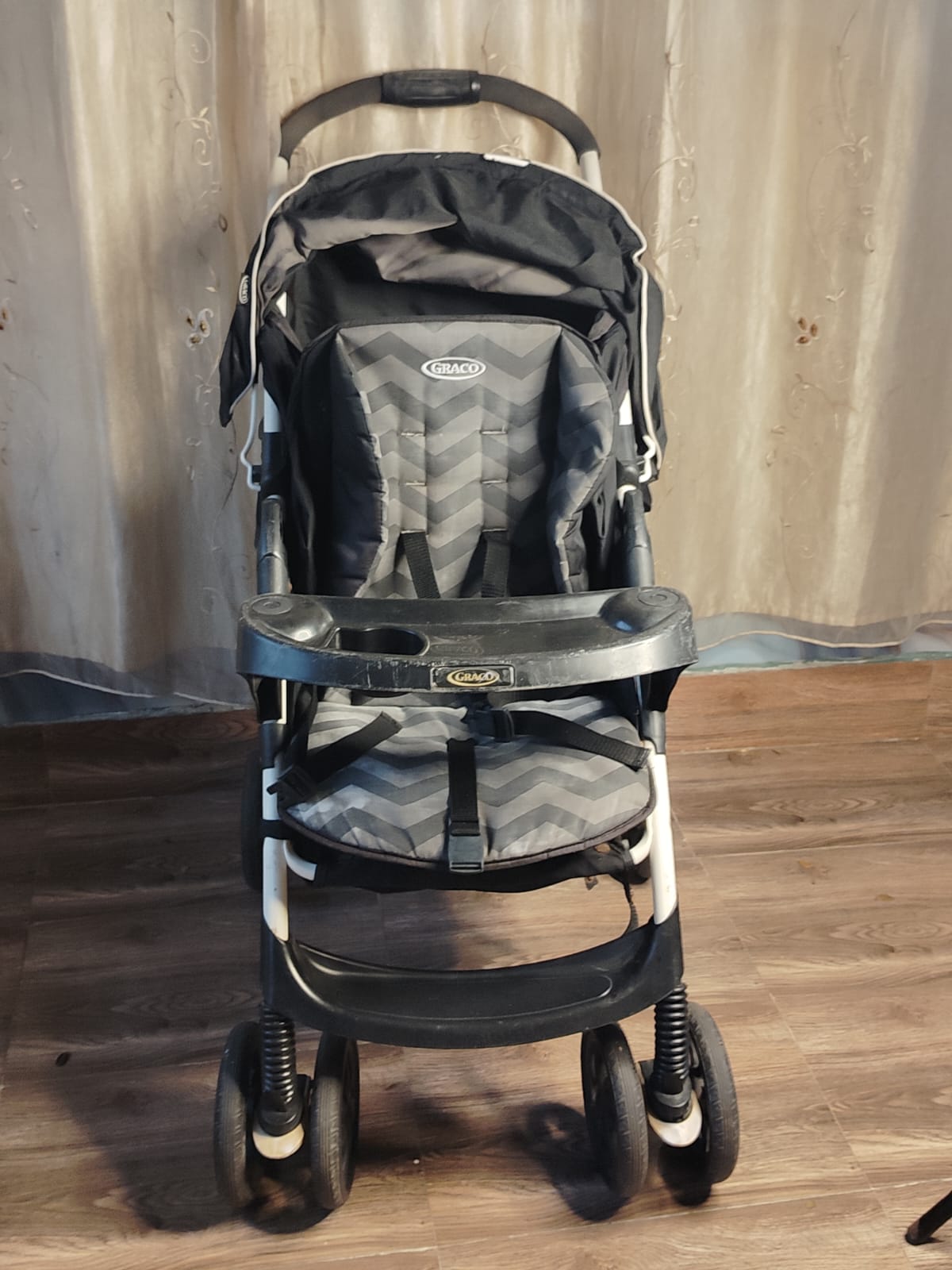 Pre-Owned Graco Baby Stroller with Tray - Grey Chevron Design