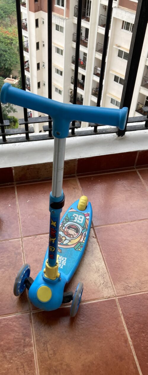 3-Wheeled Kids Scooter – Gently Used, Like New Condition